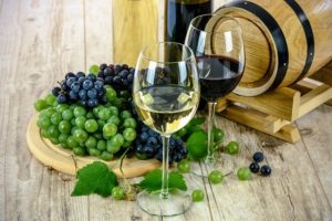 אפקט החבית: איך חביות עץ אלון משנות את היין שלך